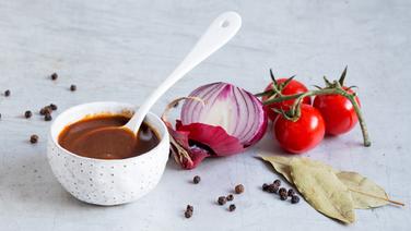 Ein Schälchen mit Ketchup und ein paar Zutaten stehen auf einem Tisch. © NDR Foto: Claudia Timmann