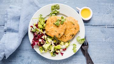 Ein Teller mit Kichererbsen-Patties und Salat steht auf einem Tisch. © NDR Foto: Claudia Timmann