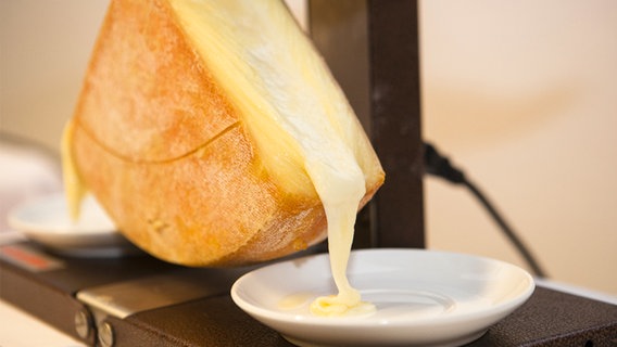 Ein Stück schmelzender Raclette-Käse © gahmann - Fotolia 