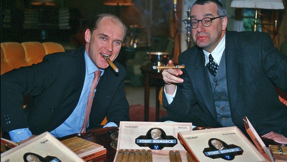 Rainer Sass raucht Zigarren mit Carl-Eduard von Bismarck © NDR 