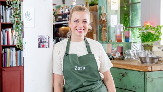 Die Köchin Zora Klipp steht mit Schürze in der Küche. © NDR Foto: Claudia Timmann