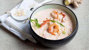 coconut soup in a bowl.  © NDR Photo: Claudia Timmann