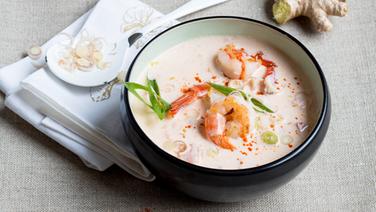 Coconut shrimp soup in a bowl.  © NDR Photo: Claudia Timmann