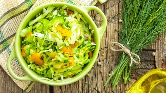 Frischer Krautsalat in einer Schüssel angerichtet. © Colourbox Foto: SeaWave