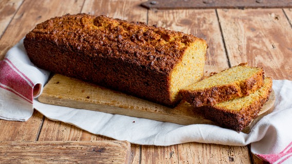 Ein angeschnittener Kürbiskuchen liegt auf einem Brett. © NDR Foto: Claudia Timmann