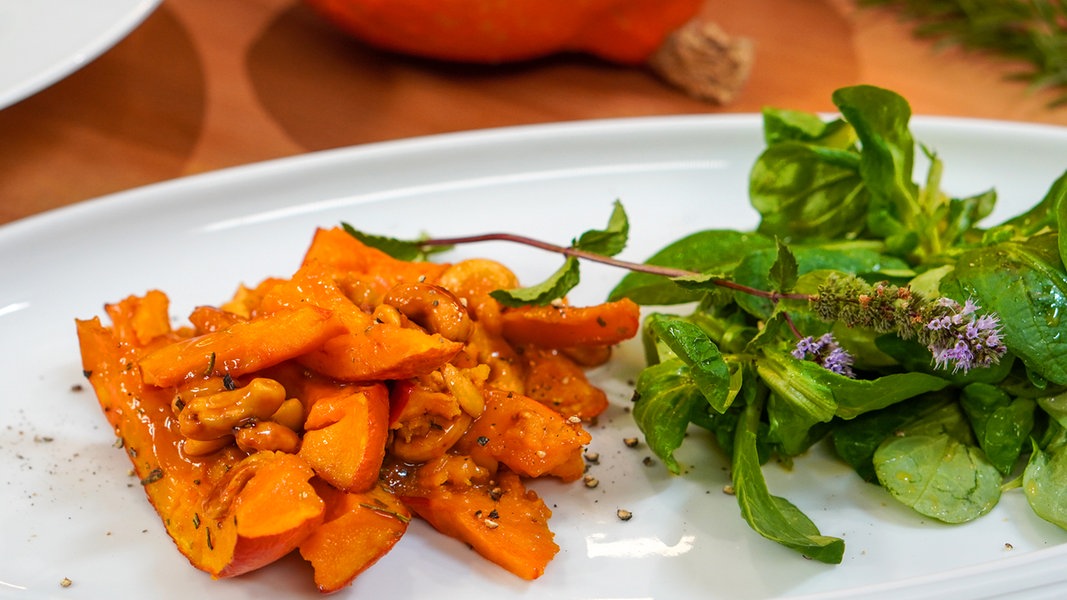 Kürbis aus dem Ofen mit Cashewnüssen und Feldsalat | NDR.de - Ratgeber ...