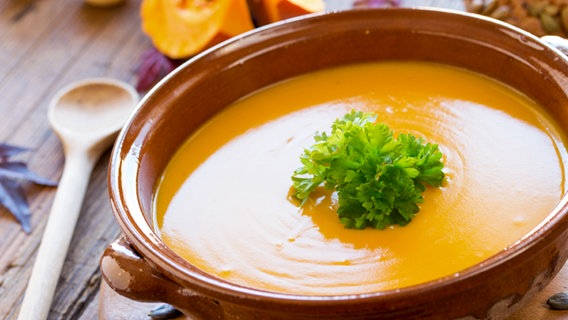 Kürbissuppe im Tontopf. © fotolia Foto: juefraphoto