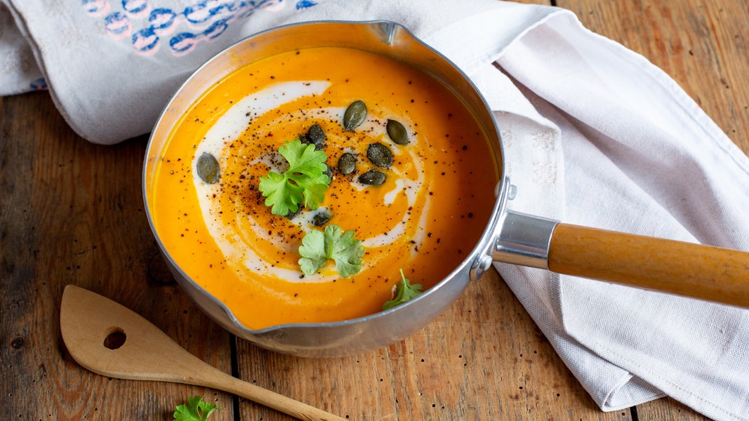Kürbissuppe mit Ingwer und Kokos | NDR.de - Ratgeber - Kochen - Rezepte