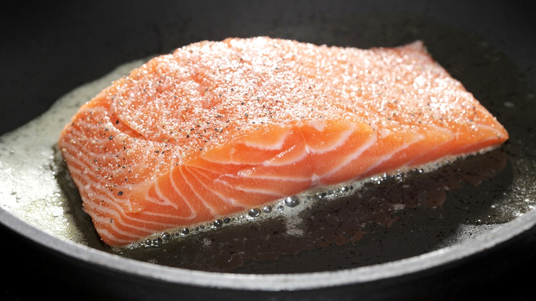 Fisch braten oder pochieren | NDR.de - Ratgeber - Kochen - Küchentipps