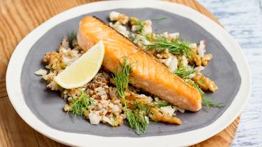 Ein Teller mit Lachs Blumenkohl-Couscous steht auf dem Tisch. © NDR Foto: Claudia Timmann