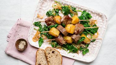 Auf einem Teller liegen Lamm-Ananas-Spieße. © NDR Foto: Claudia Timmann