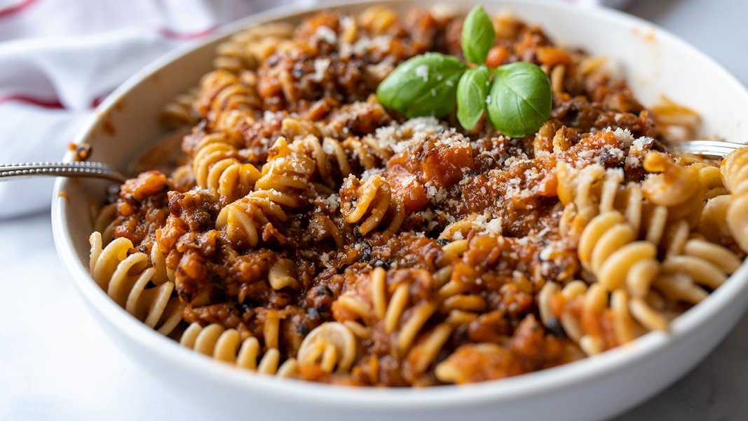 Vegane Linsen-Bolognese mit Vollkornnudeln | NDR.de - Ratgeber - Kochen ...