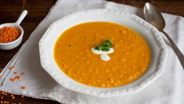 Ein Teller mit  Linsen-Orangen-Suppe steht auf dem Tisch. © NDR Foto: Claudia Timmann