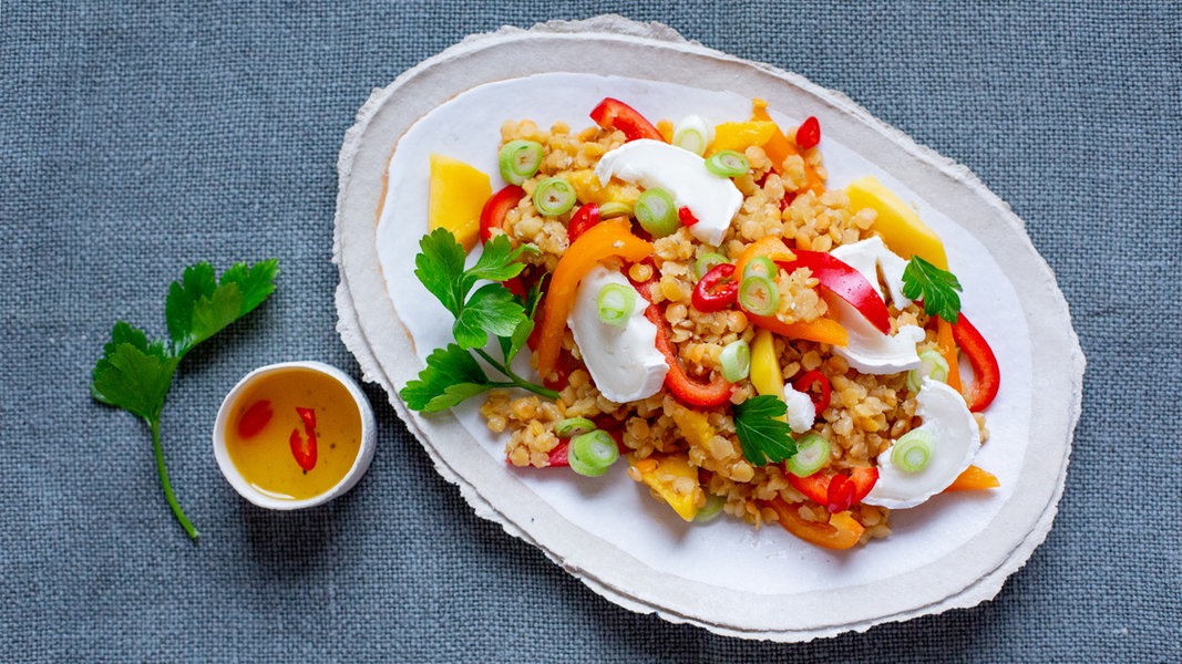 Bunter Linsensalat mit Ziegenfrischkäse | NDR.de - Ratgeber - Kochen ...