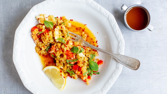 Ein Teller mit Linsensalat und ein Schälchen Dressing stehen auf dem Tisch. © NDR Foto: Claudia Timmann