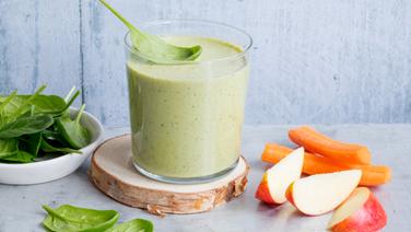 Ein Glas mit Lupinen-Smoothie steht auf dem Tisch. © NDR Foto: Claudia Timmann