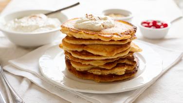 Almond pancakes with cinnamon coconut quark stand on a table.  © NDR Photo: Claudia Timmann