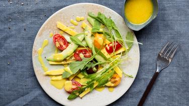 Mango-Avocado-Salat auf einem Tisch. © NDR Foto: Claudia Timmann