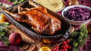 Festlicher Gänsebraten in einem Bräter und aufgeschnitten © picture-alliance / dpa / stockfood Foto: FoodPhotography Eising