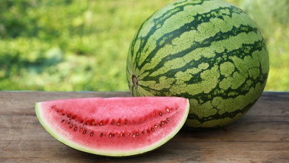 Eine aufgeschnittene Wassermelone. © Colourbox Foto: Colourbox