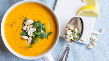Eine Schüssel mit Möhren-Linsen-Dal-Suppe steht auf dem Tisch. © NDR Foto: Claudia Timmann