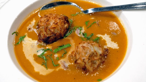 Mulligatawny Suppe mit Mini-Zwiebel-Bhajis © NDR Foto: Uwe Ernst