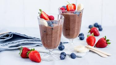 Zwei Gläser mit Schoko-Eiscreme, garniert mit Beeren, stehen auf einem Tisch. © NDR Foto: Claudia Timmann