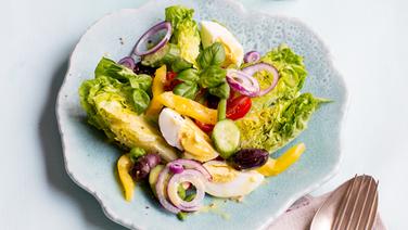 A plate of salad and egg.  © NDR Photo: Claudia Timmann