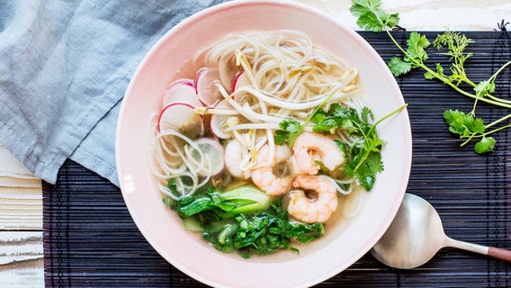 Eine Schüssel mit asiatischer Nudelsuppe steht auf dem Tisch. © NDR Foto: Claudia Timmann