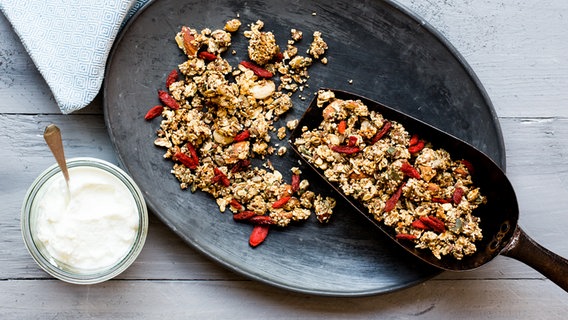 A plate of nut granola sits on a table.  © NDR Photo: Claudia Timmann