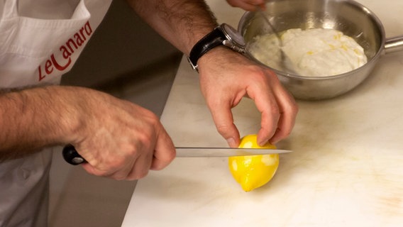 Ali Güngörmüs schneidet eine Zitrone. © NDR Foto: Claudia Timmann