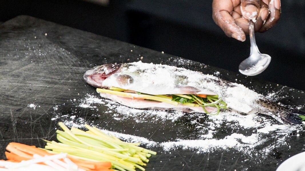 Rezept: Forelle Müllerin mit Karotten-Lauch-Gemüse | NDR.de - Ratgeber ...