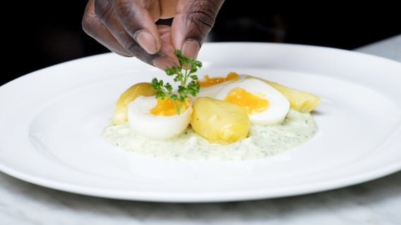 Grüne Soße: Einfaches Rezept nach Nelson Müller | NDR.de - Ratgeber ...