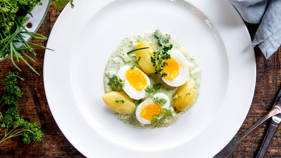 Frankfurter Grüne Soße mit Pellkartoffeln und wachsweich gekochten Eiern auf einem Teller. © NDR Foto: Claudia Timmann