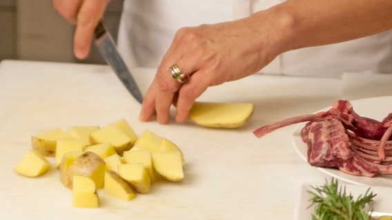 Kartoffeln werden in grobe Würfel geschnitten. © NDR Foto: Claudia Timmann