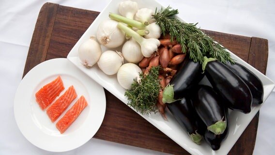 Gemüse und Lachsfilets liegen auf einem Tablett. © NDR Foto: Claudia Timmann
