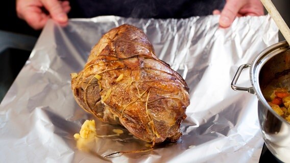 Rezept: Lammkeule mit Thymianjus | NDR.de - Ratgeber - Kochen - Ostermenü