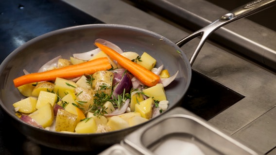 Gemüse und Kartoffeln in einer Pfanne. © NDR Foto: Claudia Timmann