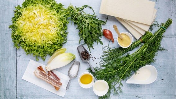 Zutaten für einen Salat Babette  auf einem Holztisch. © NDR Foto: Claudia Timmann