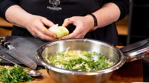 Friseésalat wird in einer Schüssel mit Wasser gewaschen. © NDR Foto: Claudia Timmann