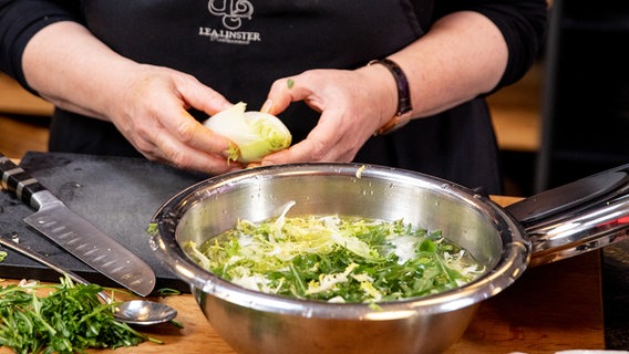 Friseésalat wird in einer Schüssel mit Wasser gewaschen. © NDR Foto: Claudia Timmann