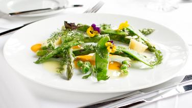 A spring salad of green asparagus and peas arranged on a plate © NDR Photo: Claudia Thimmann
