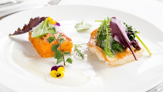 Steinbuttfilet mit Süßkartoffel-Auflauf © NDR Foto: Claudia Timmann