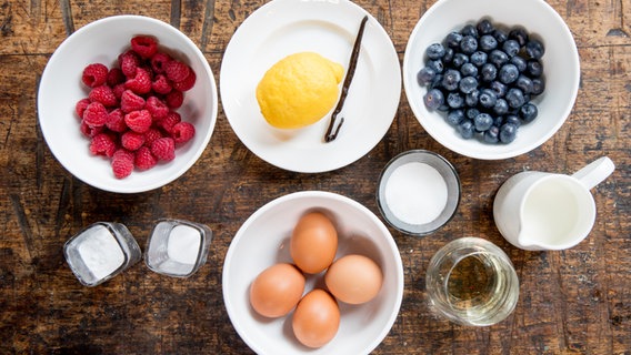 Hannover Welfenspeise mit bunten Beeren | NDR.de - Ratgeber - Kochen ...