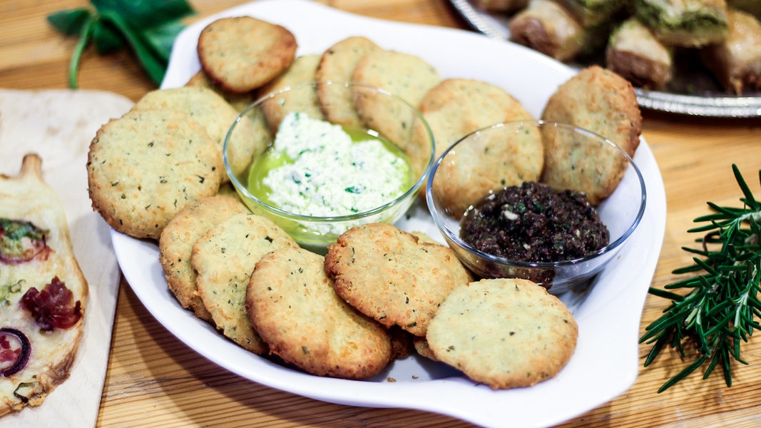 Parmesan-Kekse mit Basilikum- und Rucola-Dip | NDR.de - Ratgeber ...