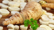 Aufgeschnittene, rohe Pastinaken © fotolia Foto: Printemps