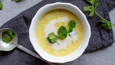 Pastinakensuppe in einer Schüssel auf dem Tisch. © NDR Foto: Claudia Timmann