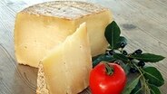 Ein Stück Pecorino-Käse auf einem Brett. © fotolia Foto: Alessio Orrù