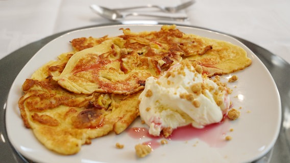 Pflaumenpfannkuchen mit Schmand-Eis  auf einem Teller angerichtet. © NDR/megaherz GmbH 