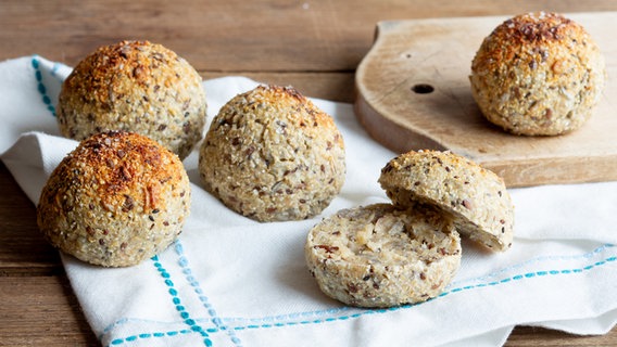 Einige Quarkbrötchen liegen auf einem Tisch. © NDR Foto: Claudia Timmann